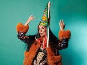 El regreso de La Charo, la chaqueña que deslumbró a Rosalía con su bonete guaraní, canto indígena de folklore y base electrónica