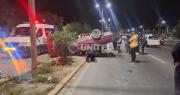 Cochabamba: Vehículo vuelca e impacta contra una jardinera central de la avenida Blanco Galindo