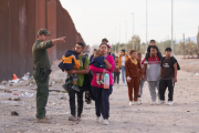 Denuncian que niños migrantes de 3 años acuden solos ante jueces migratorios en Arizona