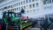Protestas masivas de agricultores contra el acuerdo con el Mercosur paralizan Bruselas durante la cumbre de la Unión Europea