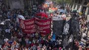 Trabajadores protestan en Buenos Aires contra reforma laboral propuesta por Milei
