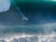 El video de la joven que surfeó una gigantesca ola de 22 metros y puede superar un récord Guinness: quién es Laura Crane
