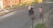 Video: dos motochorros le robaron la bicicleta a una joven en La Plata cuando iba a trabajar