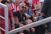 Juan Sebastián Verón, uno más: caminó con los hinchas, viajó en micro y alentó desde la tribuna en la final de Estudiantes