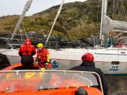 Concretan rescate de turistas a bordo de velero encallado en Magallanes