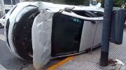 Flores: una camioneta circuló al menos cinco cuadras en contramano, chocó y volcó