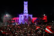 La fiesta de Estudiantes: descapotable, dos copas y una multitud en la Plaza Moreno