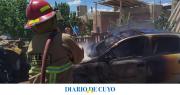 Se prendió fuego un auto en un taller familiar y sospechan de una travesura de niños con pirotecnia
