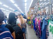 Maracayeros recorren las calles en busca de los estrenos navideños