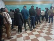 Demoras y reclamos marcan entrega de canastas navideñas en el Colegio de Ingenieros de Puno –