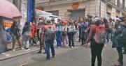“Fuera, dejen trabajar al pueblo”, entre gritos y empujones, comerciantes desalojan a manifestantes en La Paz