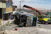 Tacna: Camión sin frenos arrasa con postes, auto y árboles –
