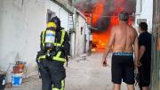 Evacúan a 22 ancianos de un residencial luego de que se incendiara un taller lindero