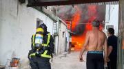 Incendio en un taller en el Prado: el techo colapsó y debieron evacuar a 22 personas de un residencial lindero