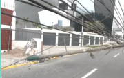 Surco: Poste derribado tras fuerte choque bloquea avenida