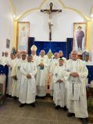Monseñor Alberto Castillo recibe el solideo y lo ofrece a la Virgen de Coromoto