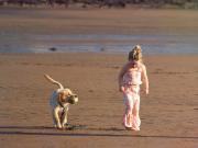 Descubren beneficios para la salud de los chicos que crecen con perros