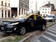 Un taxista borracho se metió al Metrobus y terminó chocando contra un poste de luz en San Telmo: el video del accidente