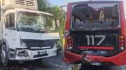 Choque en la Avenida General Paz entre un camión y un colectivo 117: hay 18 heridos