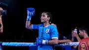 La Maldita Ramírez, la boxeadora uruguaya de 20 años que debutó como profesional en Argentina, con la camiseta de Darwin Núñez y entrenada por Látigo Coggi