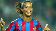 La magia de Ronaldinho está intacta: la rompió en un partido de fútbol-vóley