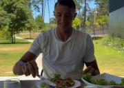 Sonrisas, playa y atún: las vacaciones de Muslera tras su gran semestre en Estudiantes