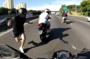 Impactante robo a motociclista captado desde su casco en Autopista Ricchieri