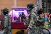 Militares resguardan la ruta de los monigotes en Guayaquil