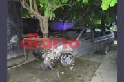 Violento accidente en barrio América del Sur: auto terminó incrustado en un árbol