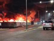 Incendio de gran proporción consumió una empresa procesadora de plásticos en Aragua