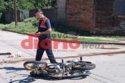 Fuga en el barrio Borges: un auto chocó y abandonó a una motociclista