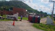 Pudo ser una tragedia: dijo que perdió el control de su vehículo y volcó en el ingreso a un barrio en la ruta 21