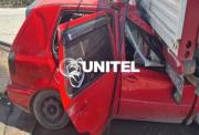 El Alto: Un vehículo choca con un tráiler estacionado; el conductor y su acompañante están en estado crítico
