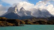 Chile 2026: el pueblo de la Patagonia con un camino sobre el agua y muchos paisajes de montaña