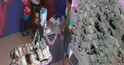 Robó un celular en una zapatería del centro sanjuanino y quedó filmado: así fue el momento