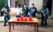 Capturan a tres hombres tras hallarlos con 11 paquetes de droga