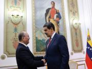 Nicolás Maduro recibió al enviado de China, habló de una unión perfecta contra Estados Unidos y dejó un secreto escrito en su regalo
