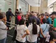 Largas filas y reclamos marcan el inicio del pago del bono PEPE en Santa Cruz