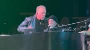 Con un bastón y su familia: Billy Joel reapareció en un escenario