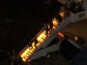 Esposado, encapuchado y en ojotas: así bajó del avión Nicolás Maduro tras aterrizar en Nueva York, donde quedó encarcelado