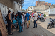 “Esto nos agarró de sorpresa”: Caraqueños buscan comida y medicinas tras bombardeos
