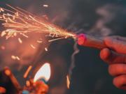 Perdió tres dedos tirando un petardo, lo dieron de alta y perdió un ojo tirando otro cohete