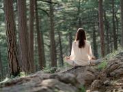 La postura de yoga que alivia el dolor de espalda baja y mejora la digestión