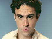 Zeca Veloso, la perla oculta de los hijos de Caetano, sorprende con un álbum intimista y fascinante, donde homenajea a su madre