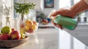 Rociar con vinagre la mesada de la cocina: ¿qué significa y cómo hay que hacerlo?