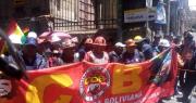 La marcha de la COB llega al centro de La Paz para exigir la anulación del DS 5503 e instala vigilia a la espera del diálogo