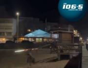 Cuestión de puntería: bengalas de un lado al otro en la playa El Emir de Punta del Este