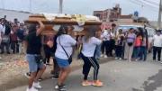 Huacho: en medio de una gran multitud, sepultan los restos del director del centro de rehabilitación asesinado por un interno