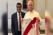Teófilo Cubillas conoció al Papa León XIV y le entregó camiseta de la Selección Peruana –