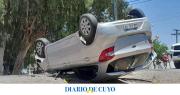 Aparatoso accidente en Albardón: dos autos chocaron y uno terminó dado vuelta en Ruta 40